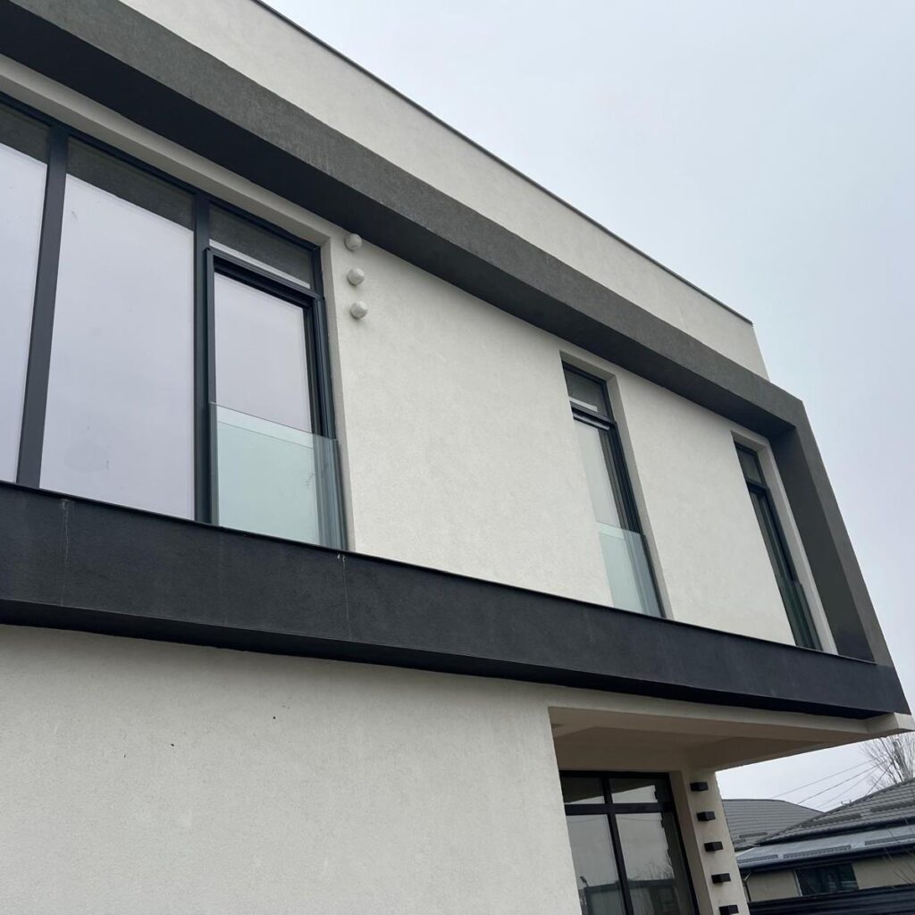 balcon franțuzesc cu sticlă securizată pentru fațadă modernă